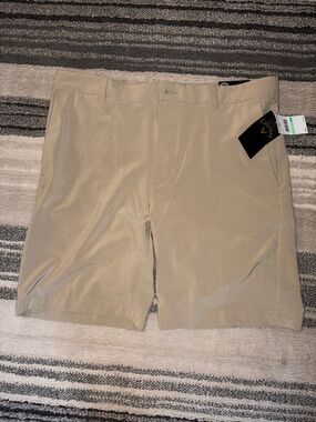 Callaway Men's Flat-Front Golf Shorts in Khaki